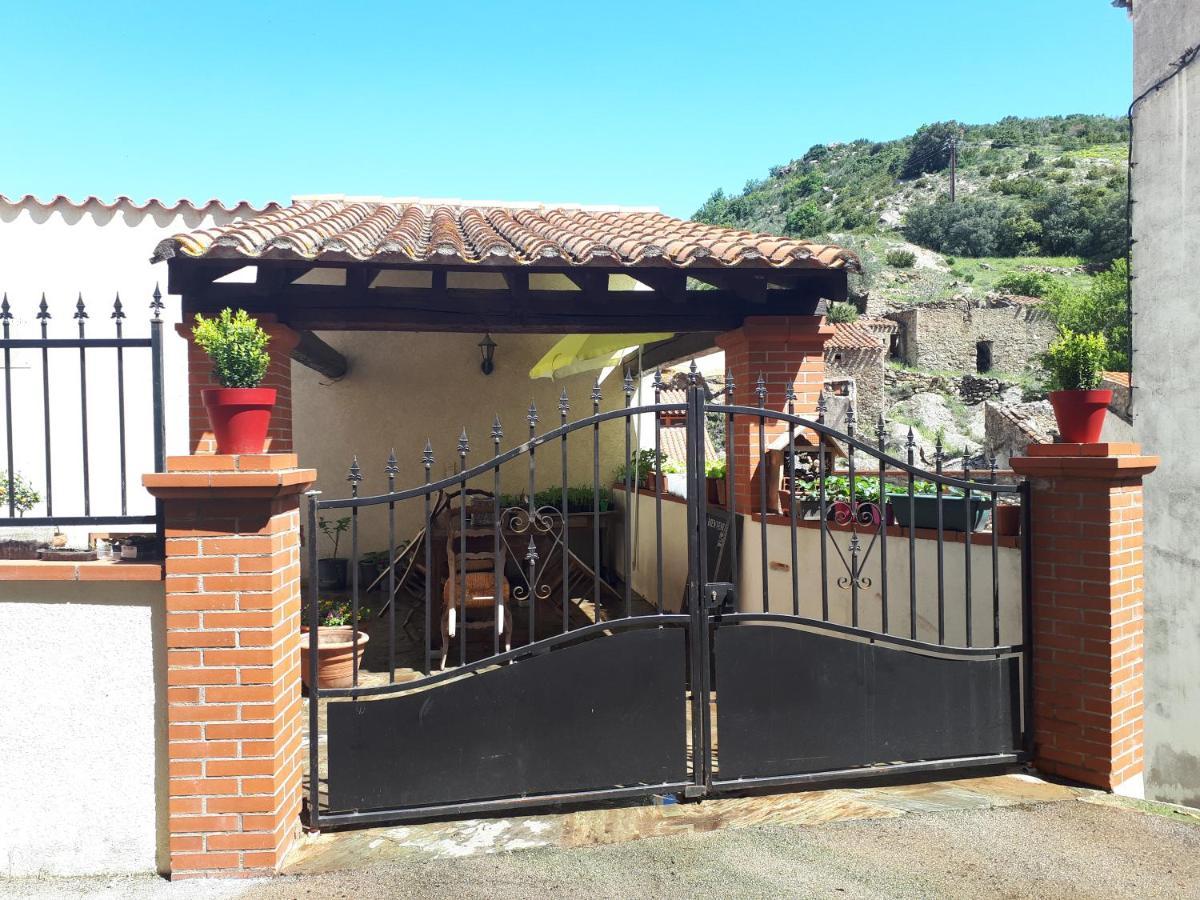 B&B Chambres "Chez Meme Germaine" Caramany Exterior foto